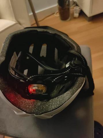 Helm met verlichting  beschikbaar voor biedingen