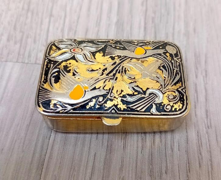 Damascene gouden bloem & vogels pillendoos, Midas, Antiek en Kunst, Curiosa en Brocante, Ophalen of Verzenden