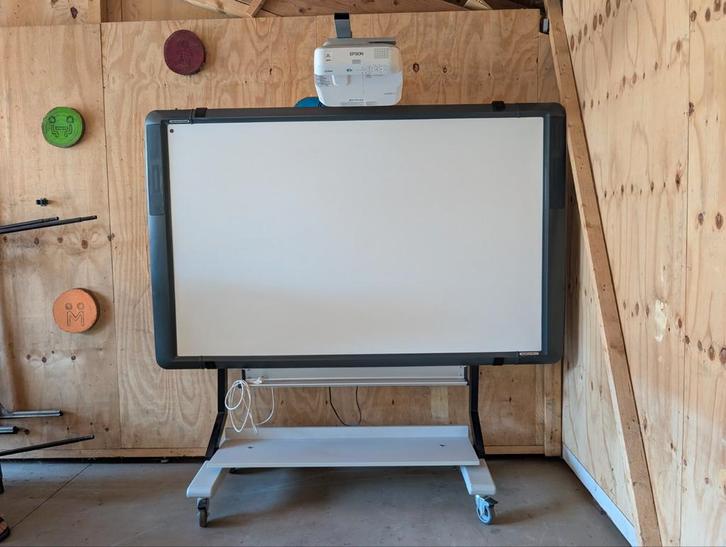 Epson EB-685W short throw beamer met digibord en statief, Audio, Tv en Foto, Beamers, Gebruikt, Ophalen