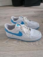 Nike Air Force 1 lichtblauw/wit (remake) - Maat 44, Wit, Ophalen of Verzenden, Nike Air Force, Sneakers of Gympen