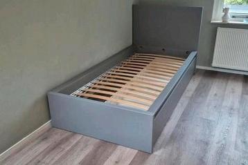 Ikea malm bed met twee lades - goede staat beschikbaar voor biedingen