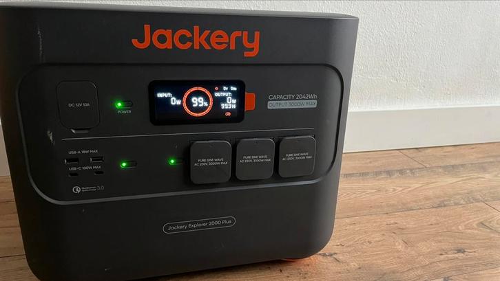 Jackery Explorer 2000 Plus Power Station + SolarSaga 200W, Telecommunicatie, Powerbanks, Zo goed als nieuw, Ophalen