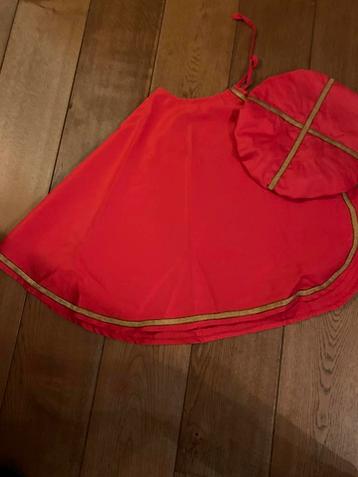 Rode pieten cape met rode baret beschikbaar voor biedingen
