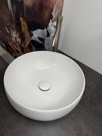 Waskom met kraan beschikbaar voor biedingen