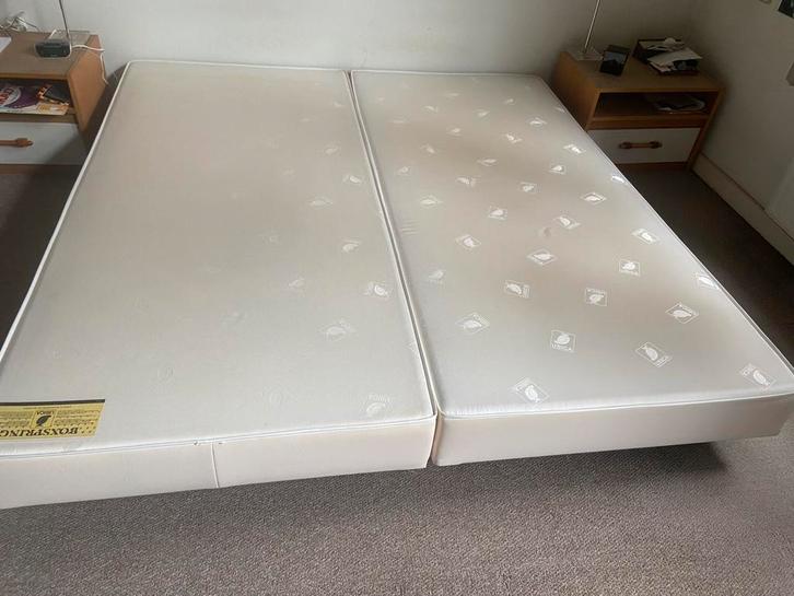 2 boxsprings 1.00x2.20 met wieltjes, Huis en Inrichting, Slaapkamer | Boxsprings, Gebruikt, 100 cm, 220 cm, Tweepersoons, Crème