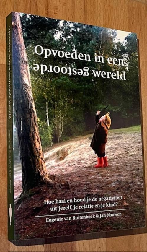 V. Ruitenbeek/Nouwen. Opvoeden in een gestoorde wereld. 2013, Boeken, Esoterie en Spiritualiteit, Zo goed als nieuw, Achtergrond en Informatie