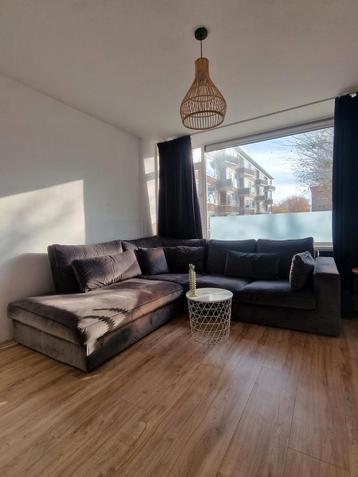 Donkergrijze ottoman beschikbaar voor biedingen