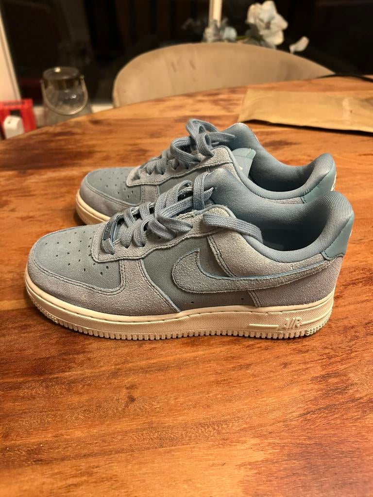 Nike airforce 1 suede lichtblauw 37.5 nieuw, Kleding | Dames, Schoenen, Blauw, Nieuw, Ophalen of Verzenden, Sneakers of Gympen