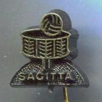 Sagitta zwart plastic korfbal speldje ( Z_222 ), Verzamelen, Speldjes, Pins en Buttons, Verzenden, Zo goed als nieuw, Sport, Speldje of Pin