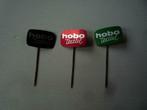 3x Hobo Textiel Blikken Speldjes Speldje Zwart Rood Groen, Ophalen of Verzenden, Zo goed als nieuw, Merk, Speldje of Pin