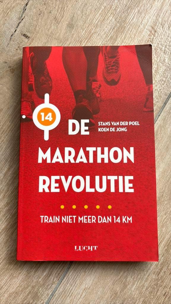 Koen de Jong - De marathon revolutie, Boeken, Sportboeken, Zo goed als nieuw, Lopen en Fietsen, Ophalen of Verzenden
