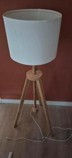 2x Ikea Lauters Staande Lamp - Witte lampenkappen, Huis en Inrichting, Lampen | Vloerlampen, Ophalen, Hout, 100 tot 150 cm, Scandinavisch