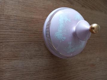 Pot voor watten beschikbaar voor biedingen