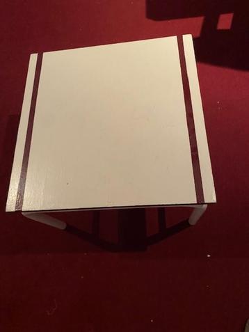 bijzettafel beschikbaar voor biedingen