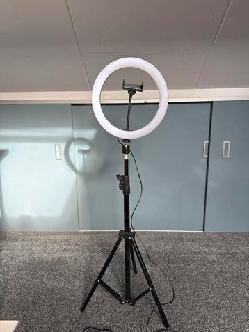 Ringlamp met Statief beschikbaar voor biedingen