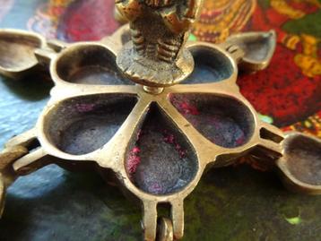 India: antiek tika kumkum doosje, met Elephant God Ganesha beschikbaar voor biedingen