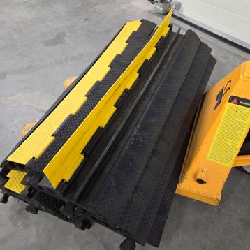 Kabelgoot Kabelbrug Kabeldrempel Kabelkanaal electra water beschikbaar voor biedingen