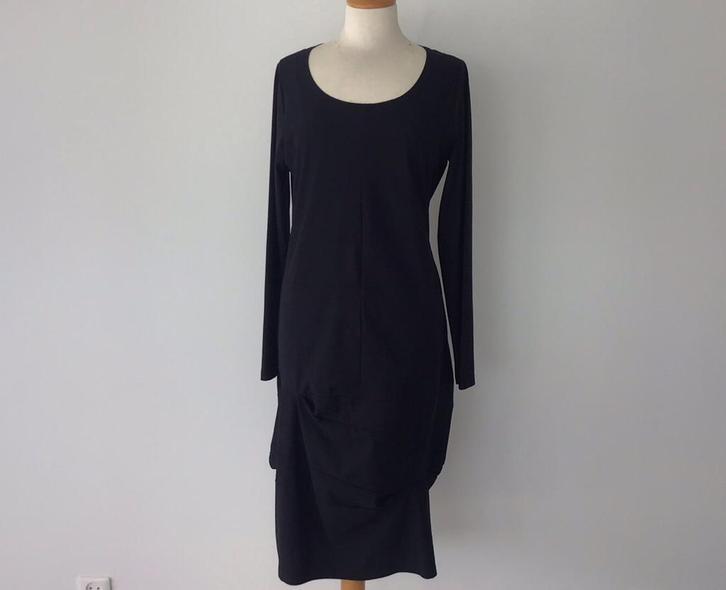Zwarte travelstof jurk van Elswhere in maat M, Kleding | Dames, Jurken, Zo goed als nieuw, Maat 38/40 (M), Zwart, Onder de knie