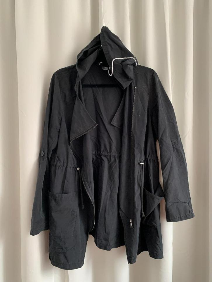 Divided Zwarte dunne jas met capuchon mt 38, Kleding | Dames, Jassen | Winter, Zo goed als nieuw, Maat 38/40 (M), Zwart, Ophalen of Verzenden