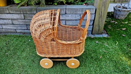 Rieten kinderwagentje / poppenwagen, Kinderen en Baby's, Speelgoed | Poppen, Gebruikt, Babypop, Ophalen