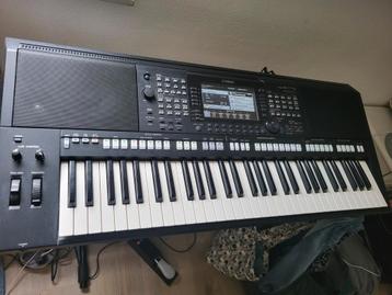 Yamaha psr s775 beschikbaar voor biedingen
