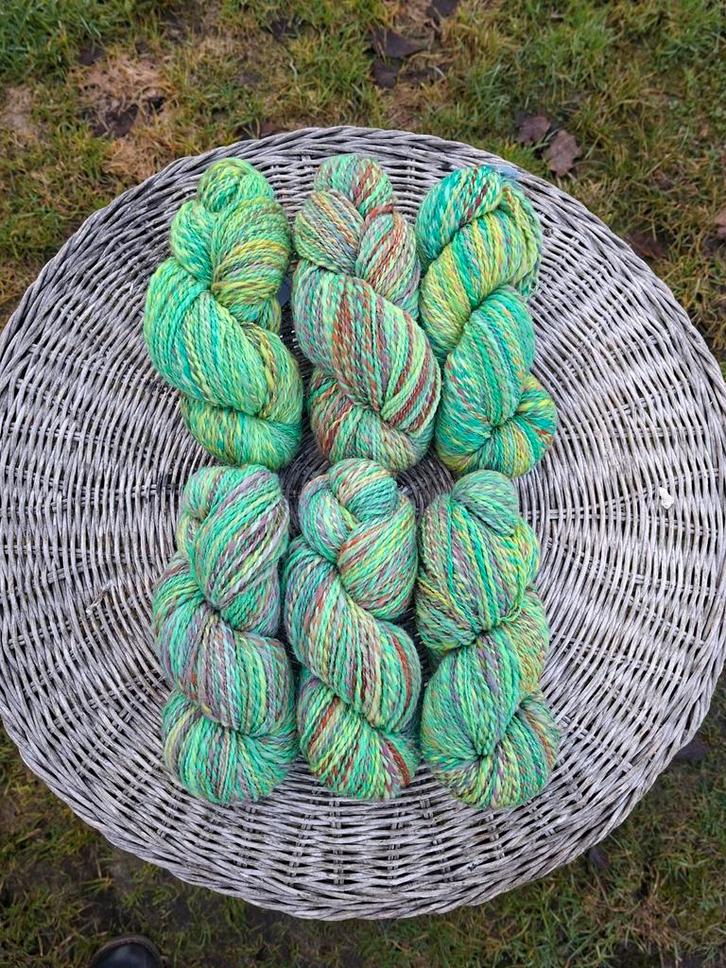 Prachtige strengen hand gesponnen wol, 1118 meter, Hobby en Vrije tijd, Breien en Haken, Nieuw, Breien of Haken, Wol of Garen