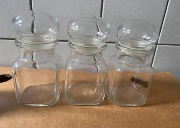 3 Glazen stoppotjes / voorraadpotten. Hoogte 13 cm. beschikbaar voor biedingen