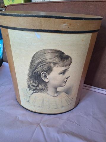 Brocante hoedendoos  beschikbaar voor biedingen