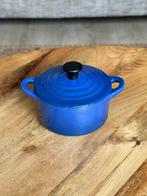 Le Creuset Gietijzeren Cocotte 10 cm - Blauw, Ophalen of Verzenden, Zo goed als nieuw, Gietijzer, Koekenpan of Braadpan