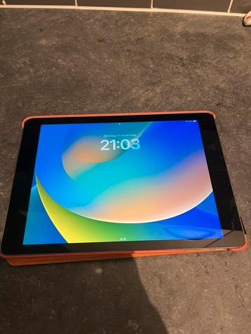Apple iPad 5e generatie 128GB + Hoes beschikbaar voor biedingen