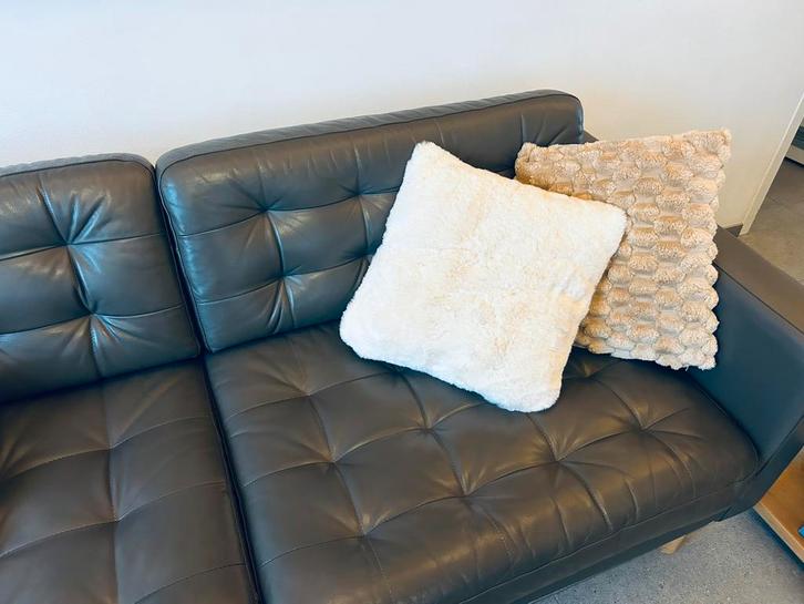 landskrona 2 1/2 persoons bank grijs/groen leer, Huis en Inrichting, Banken | Sofa's en Chaises Longues, Zo goed als nieuw, Tweepersoons