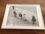 zwart/wit foto spelenden kinderen jaren 60, aluminium lijst, Ophalen of Verzenden, Zo goed als nieuw