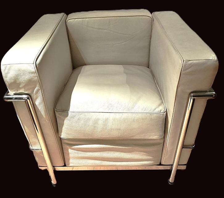 Twee  Replica CORBUSIER LC2 type zeteltjes in wit leder, Antiek en Kunst, Antiek | Meubels | Stoelen en Banken, Ophalen