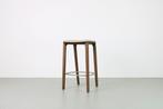 Artisan Neva barkruk, Walnoot, taupe zitting, Huis en Inrichting, Barkrukken, 1 kruk, Ophalen, Nieuw, Hout