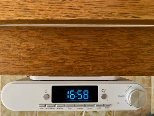 Onderbouw-keukenradio met klok en alarm, Audio, Tv en Foto, Radio's, Zo goed als nieuw, Radio, Ophalen