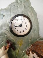 ZELDZAAM MOOIE OUDE KLOK IN TOPSTAAT 43X23 CM OPWIND Uurwerk, Ophalen of Verzenden