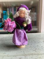 Antroposofisch figuur;meisje met hortensia, houten staander, Hobby en Vrije tijd, Vilt, Ophalen of Verzenden, Zo goed als nieuw