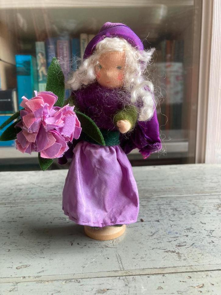 Antroposofisch figuur;meisje met hortensia, houten staander, Hobby en Vrije tijd, Vilt, Zo goed als nieuw, Figuurtje(s), Ophalen of Verzenden