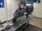 Wil jij je motor tillen dat moet je niet willen 😊 Heftafel, Ophalen