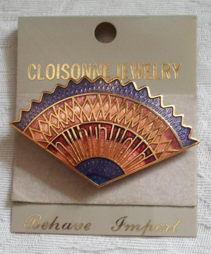 Broche in de vorm van waaier. Cloisonné. Verguld.  Behave., Sieraden, Tassen en Uiterlijk, Broches, Zo goed als nieuw, Overige materialen