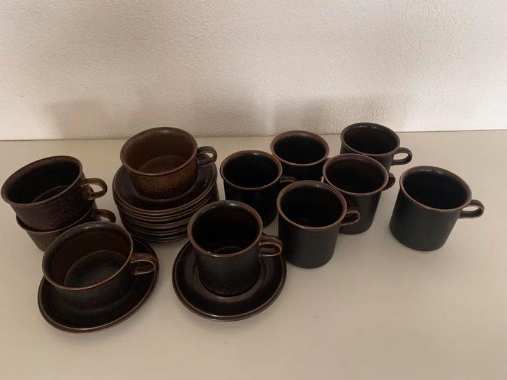 Mokjes met schotel Arabia Finland vintage bruin servies, Huis en Inrichting, Keuken | Servies, Zo goed als nieuw, Kop(pen) en/of Schotel(s)