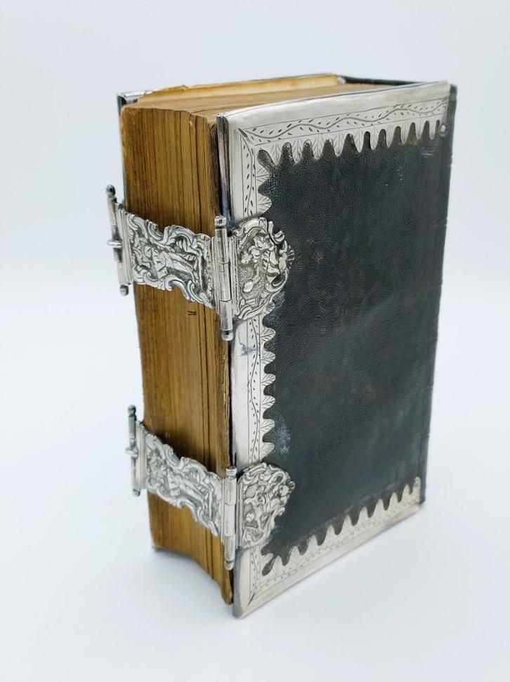 Bijbel met zilveren sloten en beslag, L. Wijnants, Sappemeer, Antiek en Kunst, Antiek | Boeken en Bijbels, Verzenden