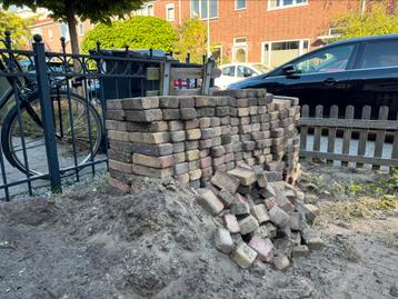 +- 27m2 aan klinkers gratis af te halen beschikbaar voor biedingen