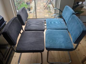 Vier eetkamerstoelen, ribstof beschikbaar voor biedingen