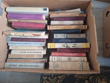 Verzameling oude boeken  beschikbaar voor biedingen