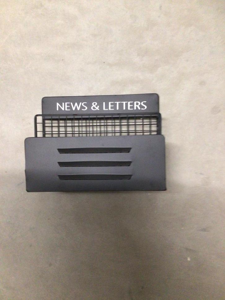 Vintage Krantenbak News & Letters, Huis en Inrichting, Woonaccessoires | Krantenbakken en Lectuurbakken, Gebruikt, Ophalen