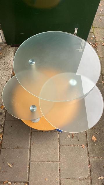 Salontafel , met 3 verschillende glazen plateaus beschikbaar voor biedingen