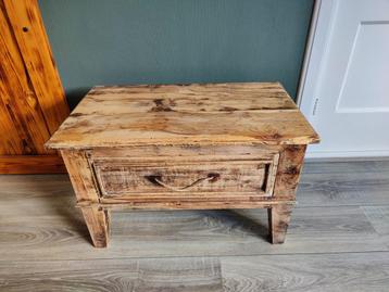 Nachtkastje/ salontafel/ bijzettafeltje beschikbaar voor biedingen