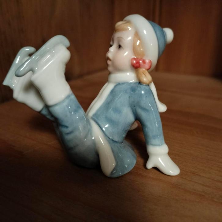 Royal Copenhagen Meisje op Schaatsen - Oplage 16, Antiek en Kunst, Antiek | Keramiek en Aardewerk, Ophalen