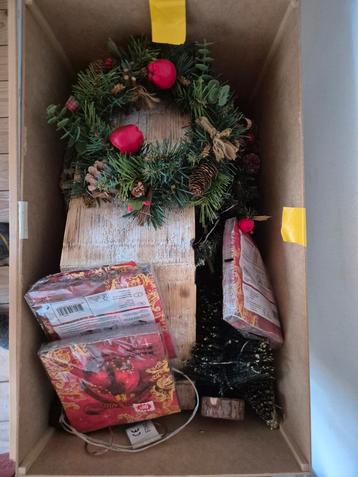 Kerststal, kersthuisjes met licht, mini kerstbomen en meer beschikbaar voor biedingen